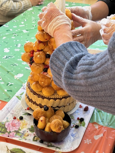 eboshi5555's tweet photo. メリークリスマス🎄
今！！ケーキを皆で作成中🍰たおれる！！
と大騒ぎしつつ、積み重ねています。笑笑 https://t.co/mLxHjLnUiW