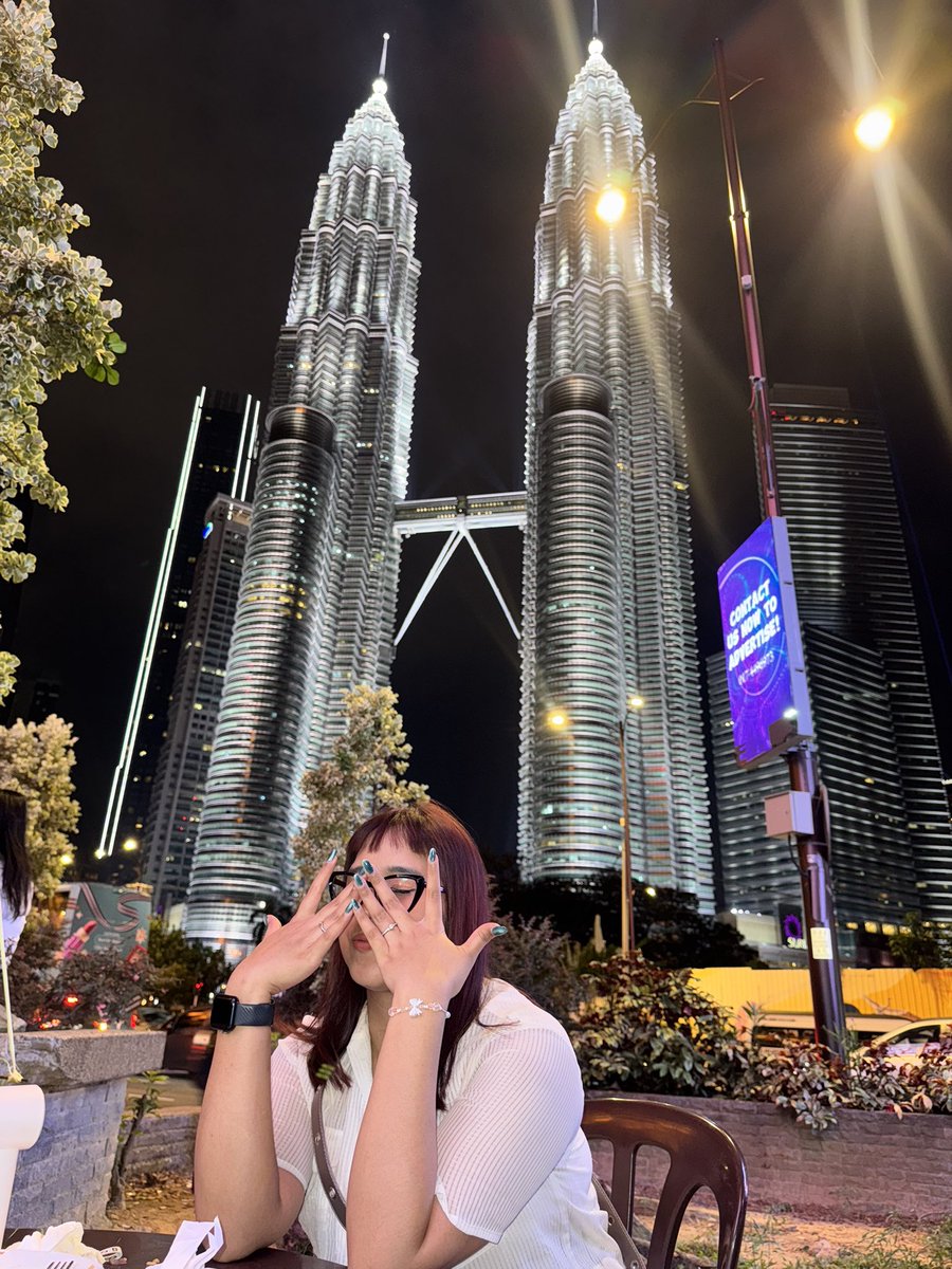 queerisy's tweet photo. di sini aku sampai sore terus lanjut jalan ke KLCC! nah aku dapet rekomendasi di TikTok tempat makan yang langsung menghadap Petronas Twin Tower.

di sini nama tempat makannya: NZ Curry House! 

makan semua ini (mienya tapi dua ya) total: Rm 21 (Rp. 76.000) SUPERRR MURAH 😭 https://t.co/ijnzwXCR4y