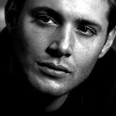 قالوا أبَالُكَ مشغولٌ فقلتُ لهُم

وكيفَ يهدأُ لي بالٌ وقد رحلوا

كُلُّ التفاصيلِ مازالتْ بِذاكرتي

فالشوقُ في داخلي ماعادَ يُحتمَلُ

غابوا ولكنني ما زلتُ أحفظُهم 

أحبّةً ليس في قلبي لهم بدلُ

؛#أنا_المُحِبُّ الذي بالعهدِ ملتزمٌ

أنا #الوفيُّ_لهم_حتى_وإن_رحلوا

؛#بس_أقول✍️