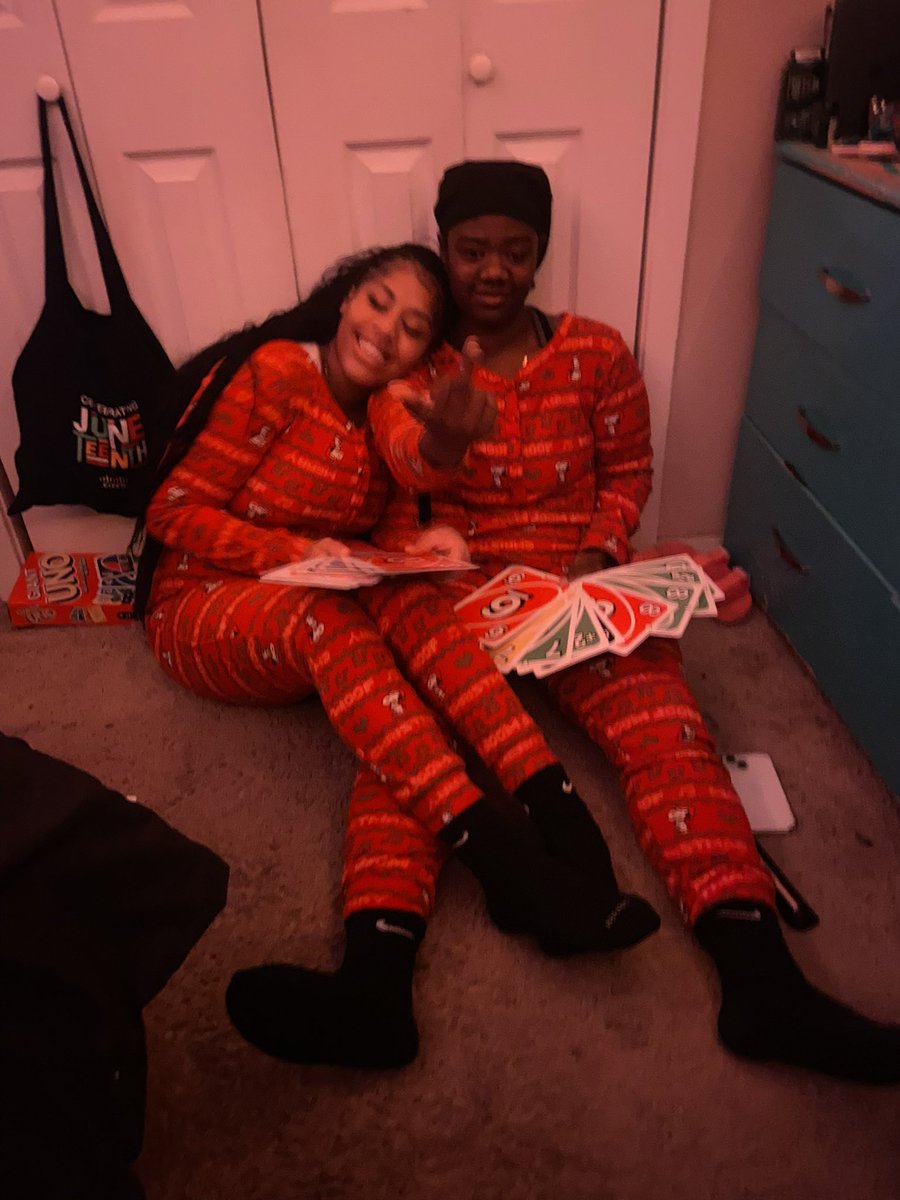 msdellusionall's tweet photo. i done made matching pajamas yall wtf🥲 merry christmas🎄 https://t.co/vMu4yf9qs9