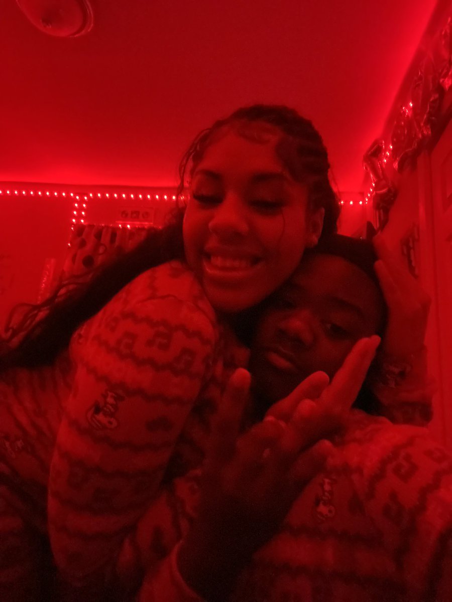 msdellusionall's tweet photo. i done made matching pajamas yall wtf🥲 merry christmas🎄 https://t.co/vMu4yf9qs9