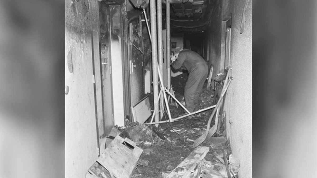 gm_hans's tweet image. Op 25 december 1987 komen brandweercollega's Fred La Haye en René de Ruiter om het leven tijdens het bestrijden van een brand in het cellencomplex van het hoofdbureau van Politie in Den Haag. Een indrukwekkende terugblik op deze fatale brand. #brandweer 
youtube.com/watch?v=r_e3Ug…