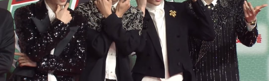 진ㅋ자참을만큼참았다 새해엔 이런개미친 코디는진짜좀잘라라 자켓에박은비즈만큼츠맞아야돼 아 장난하나