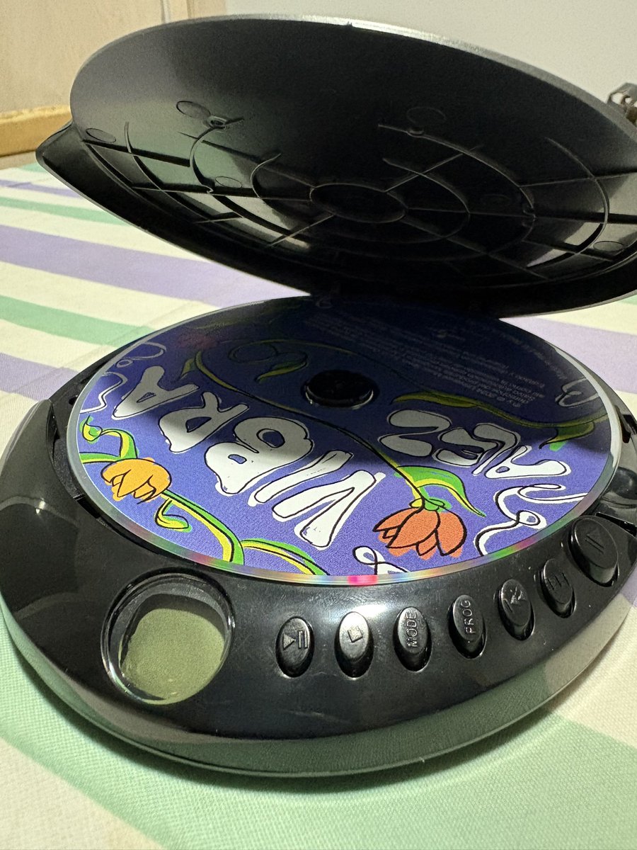 glooriia_17's tweet image. que me han regalado un tocadiscos con cascos para que pueda escuchar vibra cuando quiera, grito🥹🥹🥹