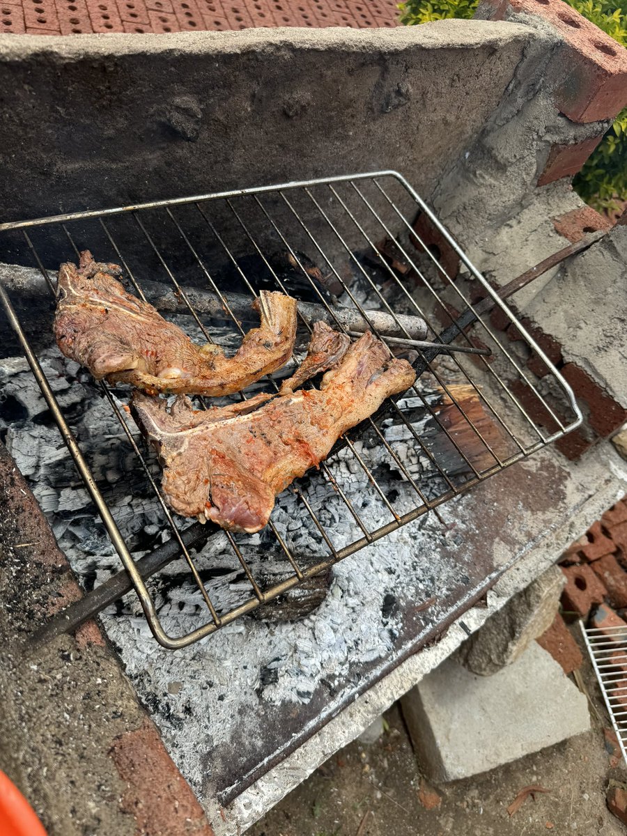 Butroes's tweet image. We don’t Wine &amp;amp; Dine, we Hunt &amp;amp; Braii.