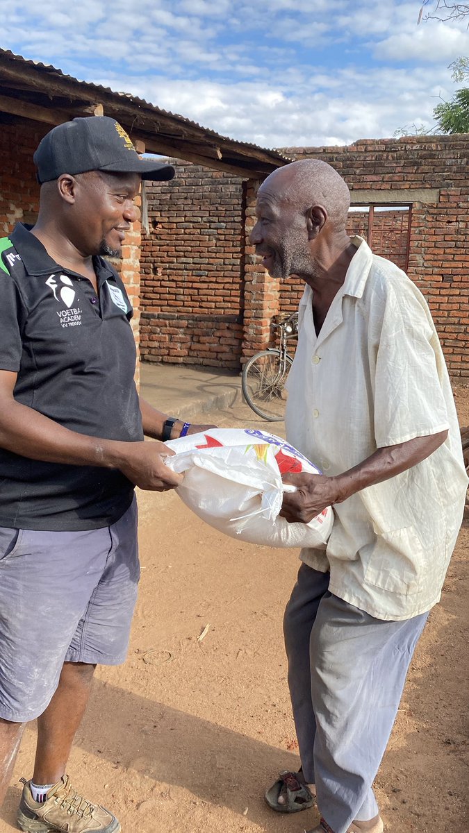 YobeThompson1's tweet photo. “Spent the day giving gifts to the elderly in my community. It warms my heart to spread a little joy, even though I know I can’t reach everyone. Small acts of kindness make a big difference.” https://t.co/WKcJs5yg0N