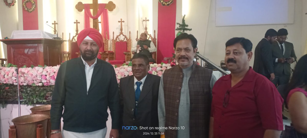 KulbirChabra's tweet photo. राजनांदगांव। शहर जिला कांग्रेस कमेटी के अध्यक्ष कुलबीर सिंह छाबड़ा ने 25 दिसंबर बुधवार को शहर के मेथोडिस्ट चर्च स्टेशन रोड पहुंचकर ईसाई समुदाय के सबसे बड़े त्यौहार क्रिसमस डे की बधाई दी। https://t.co/vyxCd2OTW1