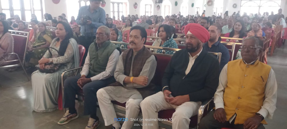 KulbirChabra's tweet photo. राजनांदगांव। शहर जिला कांग्रेस कमेटी के अध्यक्ष कुलबीर सिंह छाबड़ा ने 25 दिसंबर बुधवार को शहर के मेथोडिस्ट चर्च स्टेशन रोड पहुंचकर ईसाई समुदाय के सबसे बड़े त्यौहार क्रिसमस डे की बधाई दी। https://t.co/vyxCd2OTW1