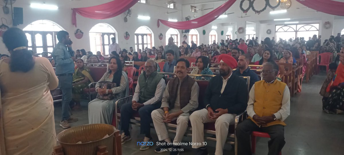 KulbirChabra's tweet photo. राजनांदगांव। शहर जिला कांग्रेस कमेटी के अध्यक्ष कुलबीर सिंह छाबड़ा ने 25 दिसंबर बुधवार को शहर के मेथोडिस्ट चर्च स्टेशन रोड पहुंचकर ईसाई समुदाय के सबसे बड़े त्यौहार क्रिसमस डे की बधाई दी। https://t.co/vyxCd2OTW1