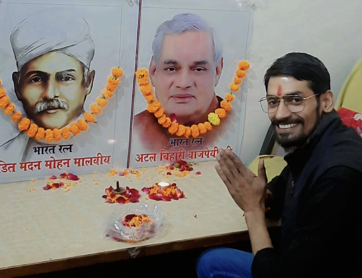 ErDharmendraBh's tweet photo. परिवर्तन युवा संघठन के ग़ाज़ियाबाद कार्यालय पर मेरे जैसे करोड़ों कार्यकर्ताओं के प्रेरणास्रोत, #भारत_रत्न श्रद्धेय #अटल_बिहारी_वाजपेयी जी एवं बनारस हिंदू विश्वविद्यालय के संस्थापक #पंडित_मदन_मोहन_मालवीय जी की जयंती पर उनके चित्र पर श्रद्धा सुमन अर्पित कर उनका भावपूर्ण स्मरण किया। https://t.co/LjhQyBmuqB