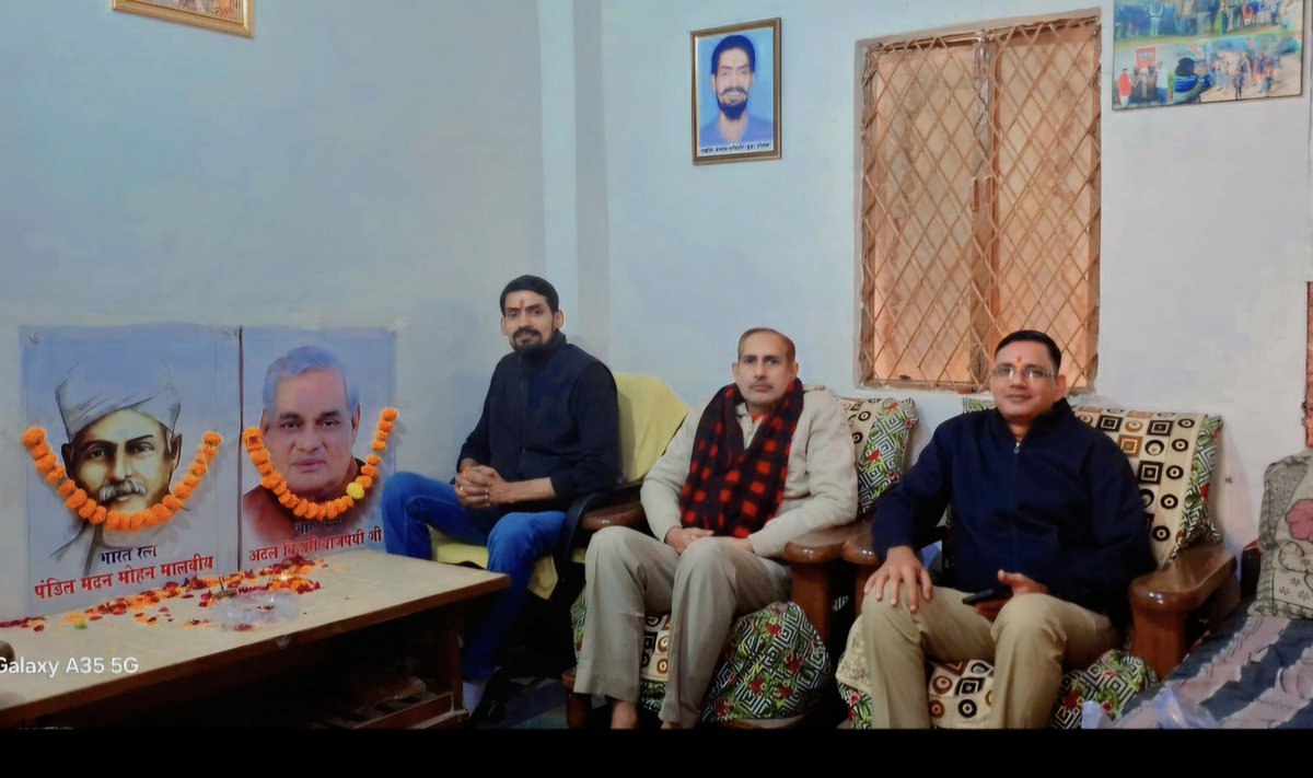 ErDharmendraBh's tweet photo. परिवर्तन युवा संघठन के ग़ाज़ियाबाद कार्यालय पर मेरे जैसे करोड़ों कार्यकर्ताओं के प्रेरणास्रोत, #भारत_रत्न श्रद्धेय #अटल_बिहारी_वाजपेयी जी एवं बनारस हिंदू विश्वविद्यालय के संस्थापक #पंडित_मदन_मोहन_मालवीय जी की जयंती पर उनके चित्र पर श्रद्धा सुमन अर्पित कर उनका भावपूर्ण स्मरण किया। https://t.co/LjhQyBmuqB
