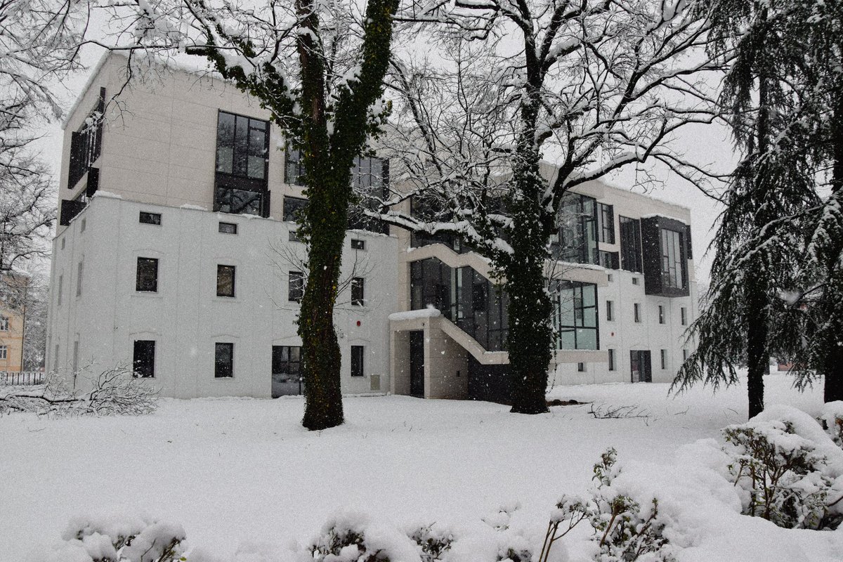 ArhiStudent's tweet photo. romantizovanje zime ❄️
#pt2 #aggf #kampus https://t.co/ZsGjRSwpOx
