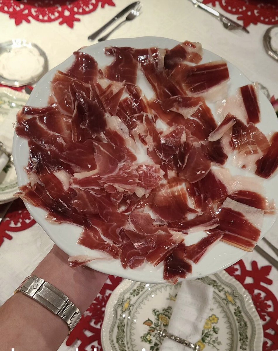 Disfrutar del verdadero sabor de la Navidad. El mejor regalo es compartir  momentos juntos. ¡𝐅𝐞𝐥𝐢𝐳 𝐍𝐚𝐯𝐢𝐝𝐚𝐝! #DehesadeSolana  #excelenciaiberica #navidad #dehesa #patanegra #ibericos #Extremadura