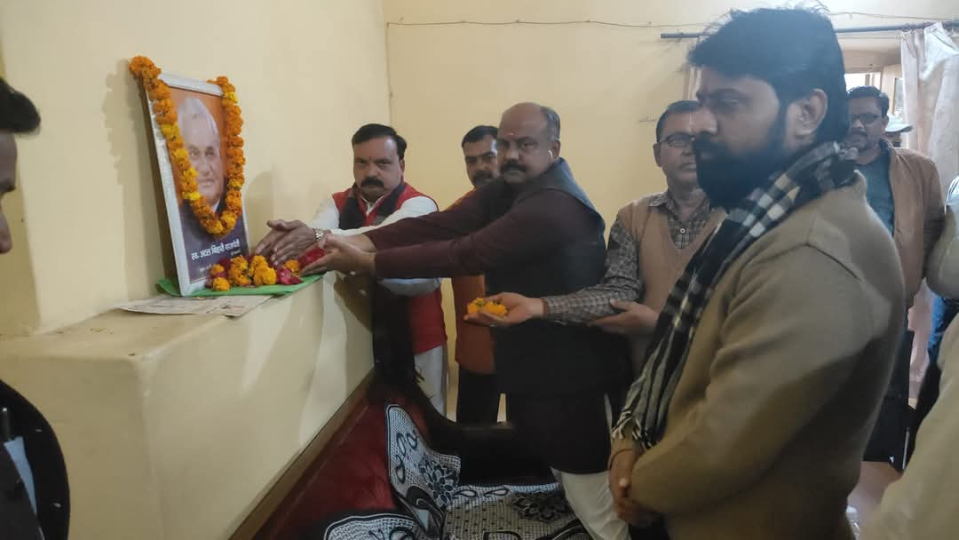 Deval7Deval's tweet image. भारतीय जनता पार्टी की बैठक पीडब्ल्यूडी गेस्ट हाउस में भारत रत्न पूर्व प्रधानमंत्री परम आदरणीय स्वर्गीय श्री #अटल_बिहारी_वाजपेई जी का जन्म दिवस शताब्दी समारोह बड़े धूमधाम से मनाया गया कार्यक्रम में मुख्यअतिथि के रूप में पूर्व विधायक मा० कुंवर शरदवीर सिंह जी कामार्गदर्शनप्राप्तहुआ