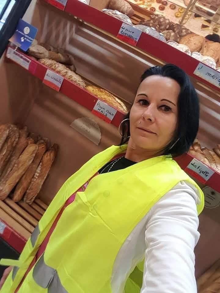 LeContempIateur's tweet photo. Je travaille les 24, 25 et 31 décembre comme petite vendeuse en boulangerie, mais je n'ai ni 13e mois, ni prime exceptionnelle, ni droit à la prime d'activité, malgré le fait que je sois au SMIC. Voilà la réalité de la vie d'une citoyenne qui travaille dur chaque jour, mais reste pauvre. 😞