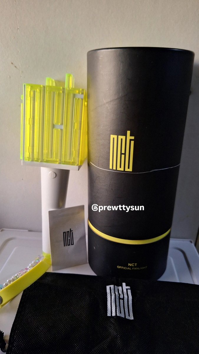 prewttysun's tweet photo. ❗help rt &amp; like❗
wts ls official nct ver 1
📍bdg
💰550k (boleh nego)
✅good condi 
✅connect to app (pict 3)
✅damage di case ls dikit dari sananya
✅include batre 6 pcs
✅belum di pake sama sekali
✅bisa co oren🍑

dm/chat https://t.co/4iuwWvZJR8 for more info

t. wts ls nct https://t.co/ujwXugtgxx