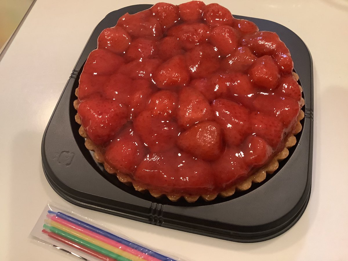 ジラソゥさんからいちごタルト🍓贈ってもらいました!

いちごたっぷり〜〜!!濃厚でうんまい。。
本当にありがとうございます😊 