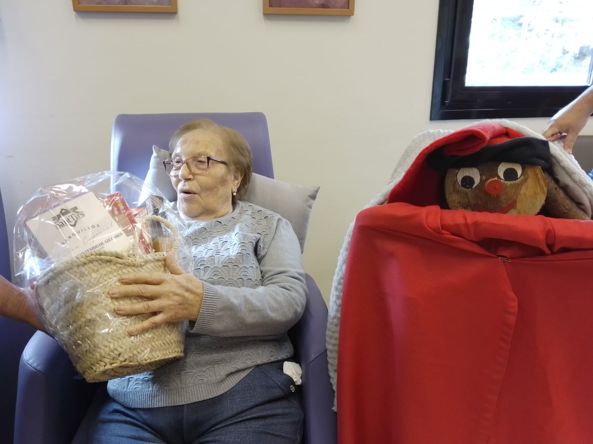 socialdiba's tweet photo. 🎄✨Al nostre Centre #Respir per a #personesgrans hem celebrat el #Nadal  amb la visita del Tió, que ha deixat unes paneres plenes de productes deliciosos per a totes i tots.🎁

#RespirDiba #SocialDiba https://t.co/nYyQoST0ak