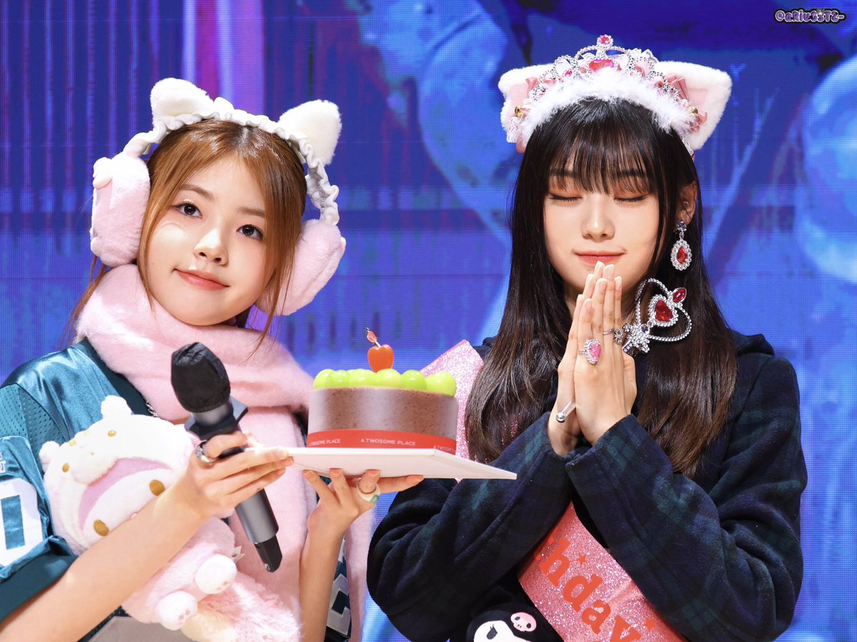 aRiuGsT2's tweet photo. 241103 jumpup fansign

🎄 Merry Christmas 🤶🏻

#UNIS #유니스 
#HYEONJU #진현주 
#YOONA #오윤아 https://t.co/pta9LdJGT9
