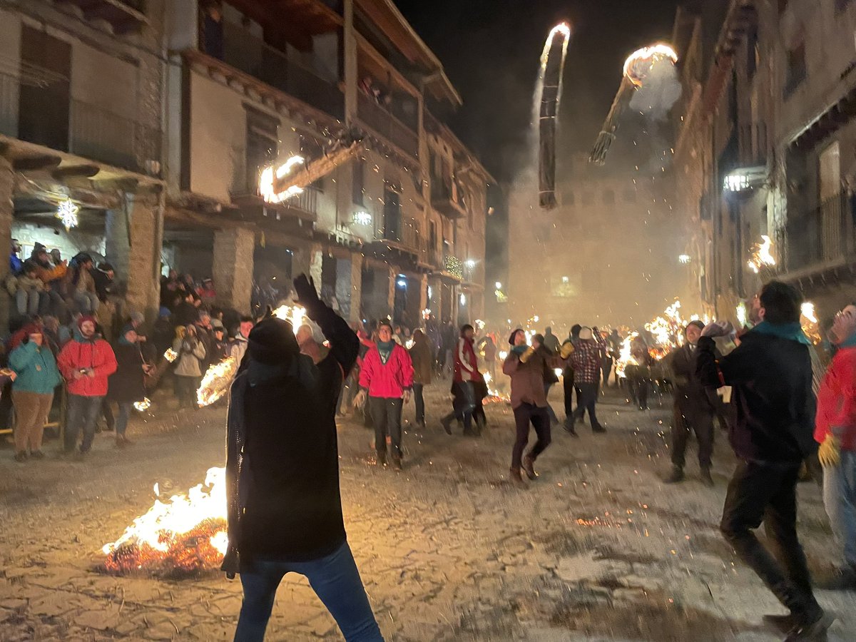 PenyesAltesOS's tweet photo. Fia-Faia de Bagà🔥

Celebració d’arrels precristianes on es prega que s’aturi l’escurçament dels dies ☀️🌙

En el Pirineu català hi ha diferents poblacions que celebren el Solstici d’estiu, però en aquest cas el d’hivern només a les poblacions de Sant Julià de Cerdanyola i Bagà https://t.co/Dxyl4OBpEp