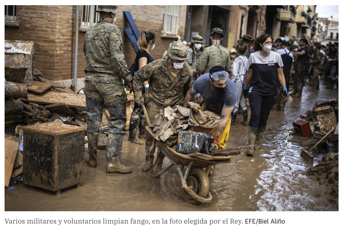 bieluno's tweet image. Una foto de la dana de Valencia, en el discurso del Rey | Las Provincias lasprovincias.es/comunitat/foto… a través de @lasprovincias
Fotografía tomada para @EFEnoticias de vecinos, voluntarios y militares en labores de limpieza en Paiporta