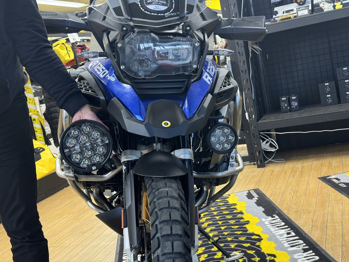 touratechjapan's tweet photo. Denali D14デストロイヤー実物が入荷しました。 ロービームのラインがきっちり出ているようなので補助灯ではなく、ヘッドライトの置き換えにも良さそうですて。 ちなみに向かって右は今まで1番の大きさを誇ってきたD7です。 #D14 #denalielectronics #touratechjapan https://t.co/SYppbeOxAF
