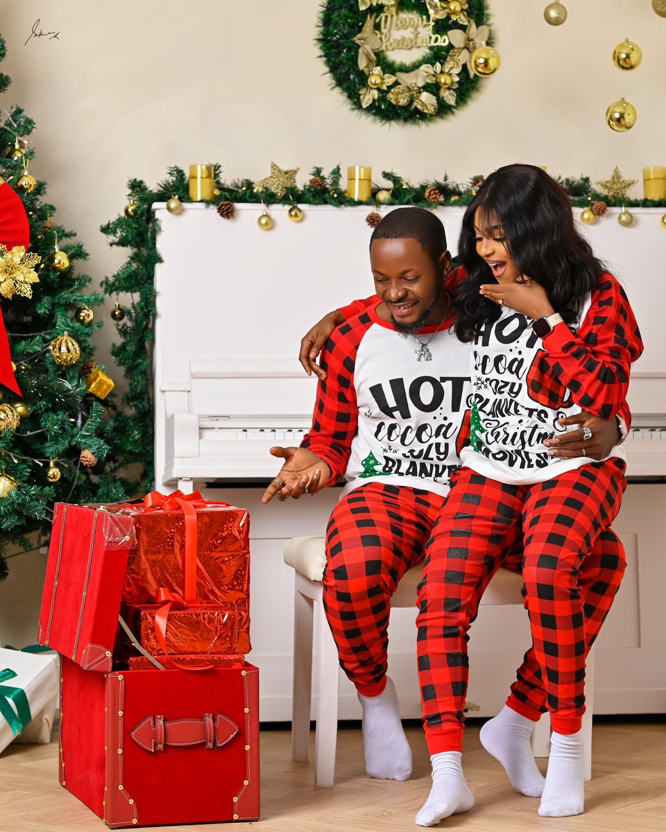 iamkellyrae1's tweet photo. It’s our first Christmas as a couple and the first of lots of great and memorable things,we wish you these great things and more as we celebrate in love
Merry Christmas from me and mine https://t.co/ExhCQG7y1y