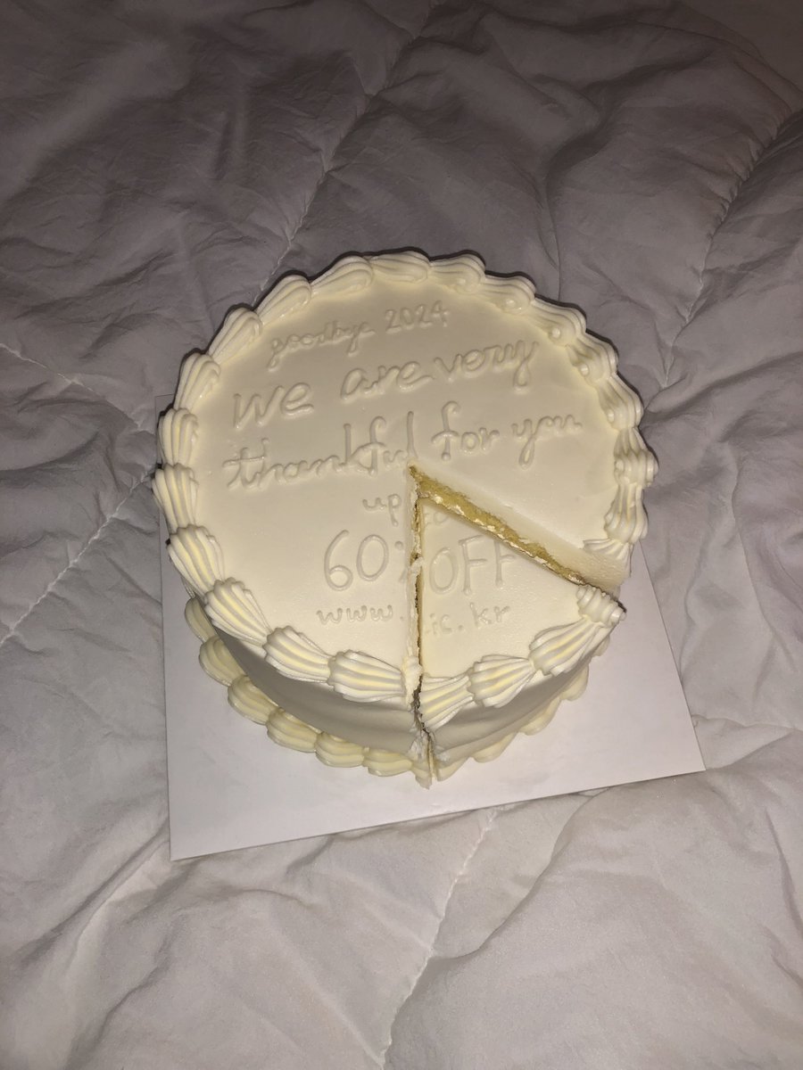 #RT 추첨 한 분께 레이크 온라인 스토어에서
즉시 사용 가능한 적립금 5만원을 드립니다!

𝐡𝐚𝐩𝐩𝐲 𝐥𝐞𝐢𝐜 𝐡𝐨𝐥𝐢𝐝𝐚𝐲 ☃

[이벤트 일정]
공식 온라인 스토어 최대 60% 세일
: 12월 23일 (월) 12:00PM - 12월 31일 (화) 11:59PM

올 한 해도 보내주신 과분한 사랑에
보답하는 마음을 담아