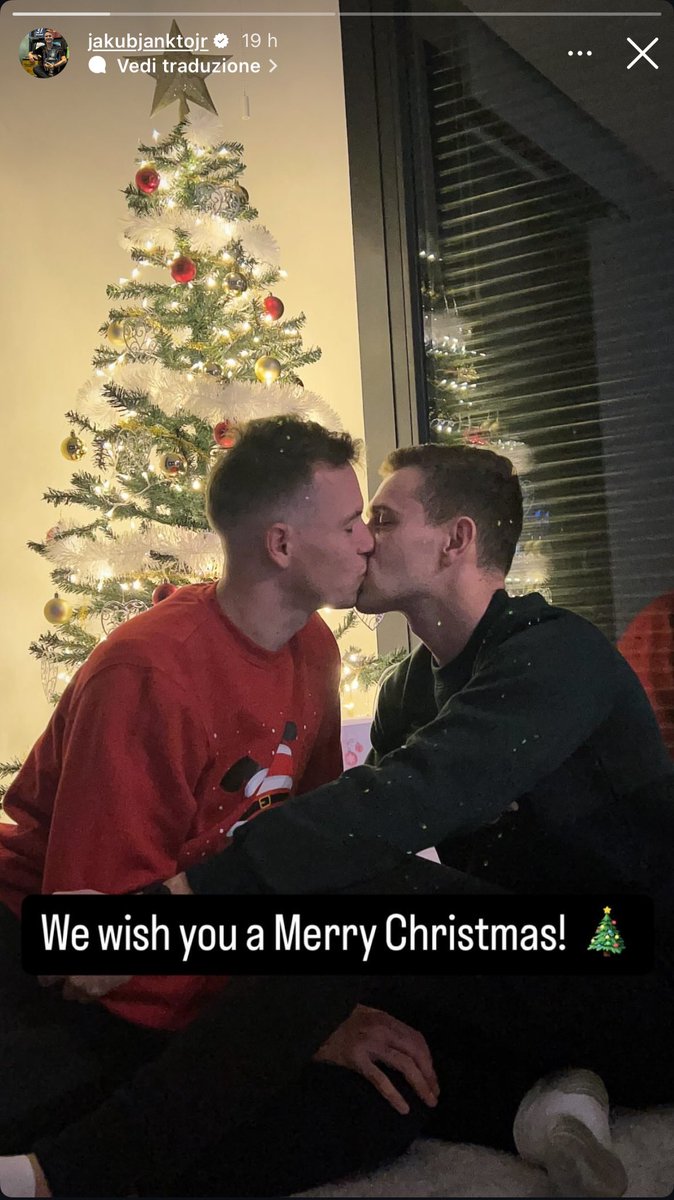 luca_caputa's tweet image. Lui è Jakub Jankto, calciatore del Cagliari, unico in Italia e tra i pochi nel mondo ad aver fatto coming out.

Ecco i suoi auguri di Natale.

Un bacio con il suo compagno che è un calcio all’omofobia e un atto di coraggio in un ambiente omertoso, becero e intriso di pregiudizi.