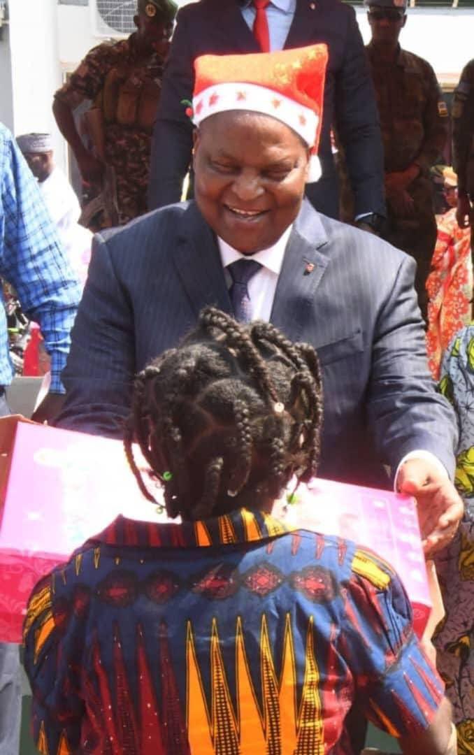 🎄🇨🇫 Noël Solidaire au Palais de la Renaissance : Le 24 déc. 2024, plus de 1000 enfants démunis de Bangui, Bimbo et Bégoua ont célébré Noël sous le thème : “Garantir les droits des enfants pour une société inclusive et propre.”

#NoëlSolidaire #Centrafrique
