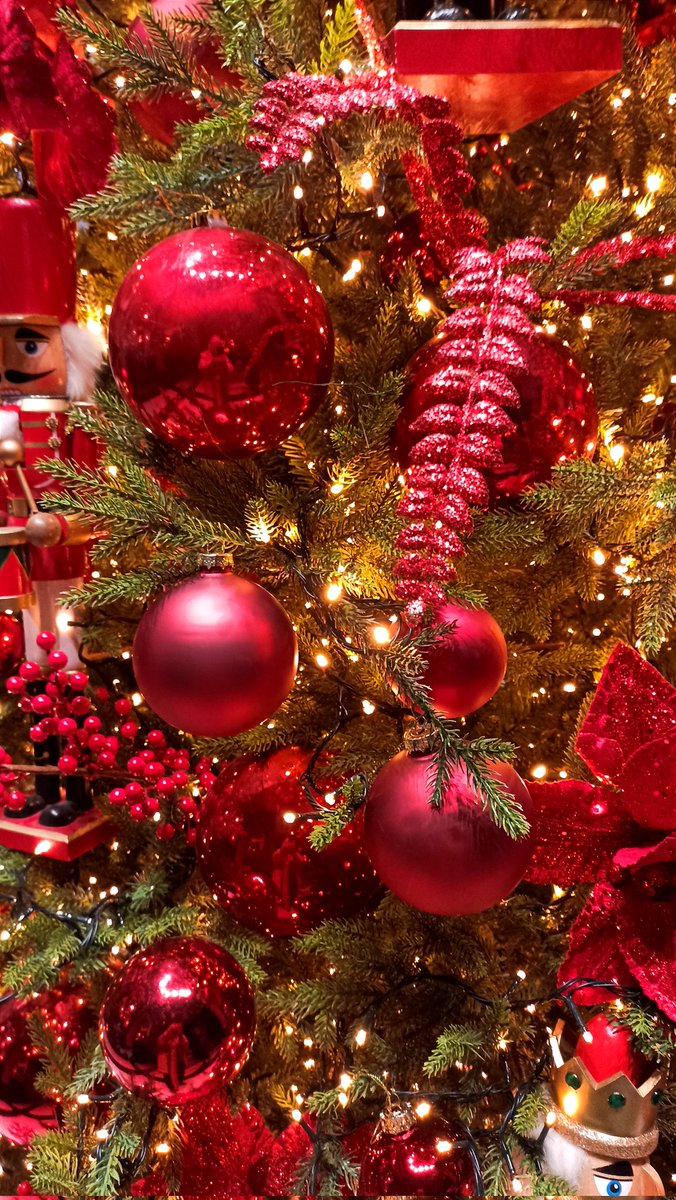 Merry Christmas everybody 🎄🎁✨
My pic. Central Athens. Christmas tree decorations.