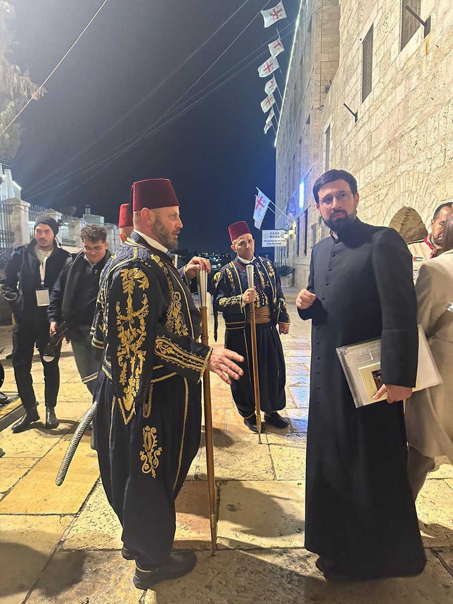 Bethléem, Basilique de la Nativité, 25 décembre 2024. Homélie du Patriarche latin de Jérusalem, le cardinal Pizzaballa, de retour de Gaza, qui remercie la 🇫🇷 pour son soutien aux chrétiens en Terre Sainte, comme il venait de le dire au téléphone à <a href="/EmmanuelMacron/">Emmanuel Macron</a>