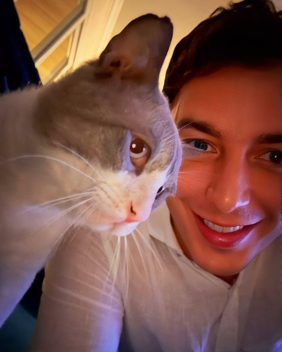 Primeiro natal dele fora das ruas! Esse é o Silvio Santos, resgatado na praia do futuro e adotado por amigos! ❤️☺️