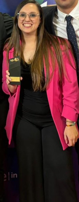 Winuefication's tweet photo. Me reventé la rodilla, produje unos cuantos docus por Canarias, aprendí retransmisiones en las misas de la 2, terminé el ciclo en IRTVE, formé parte de la familia RTVE, me casé, me fui a Japón, tuve a escasos metros a Robbie Williams y celebré la Navidad. 🧡 #Mi2024RTVE https://t.co/yoBtzoKFh2