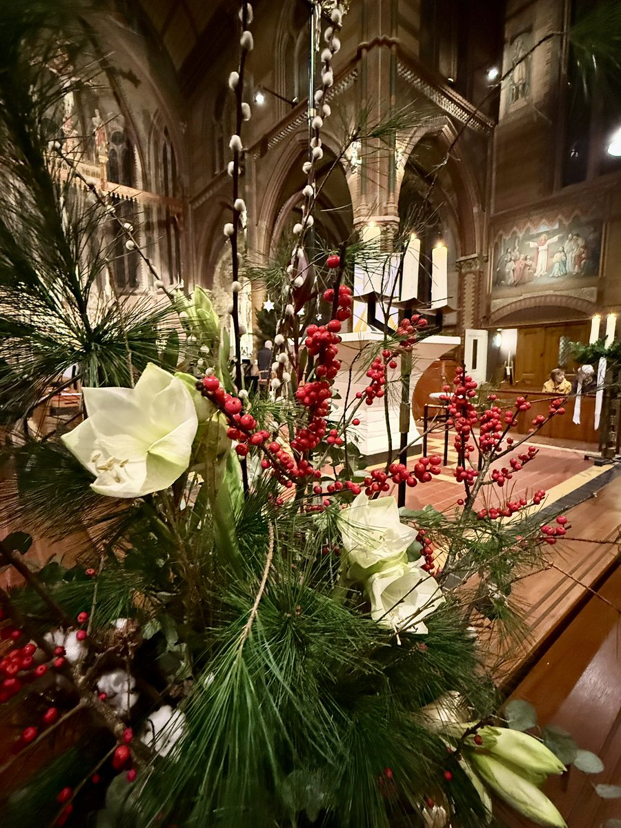 E_Hunyadi's tweet image. Zalig kerstfeest. Fijne, liefdevolle #kerst lieve mensen. 🎄✨👼

Een volle kerk #kerstavond 💒 

#MerryChristmas to all of you! 🤍🎄❤️
