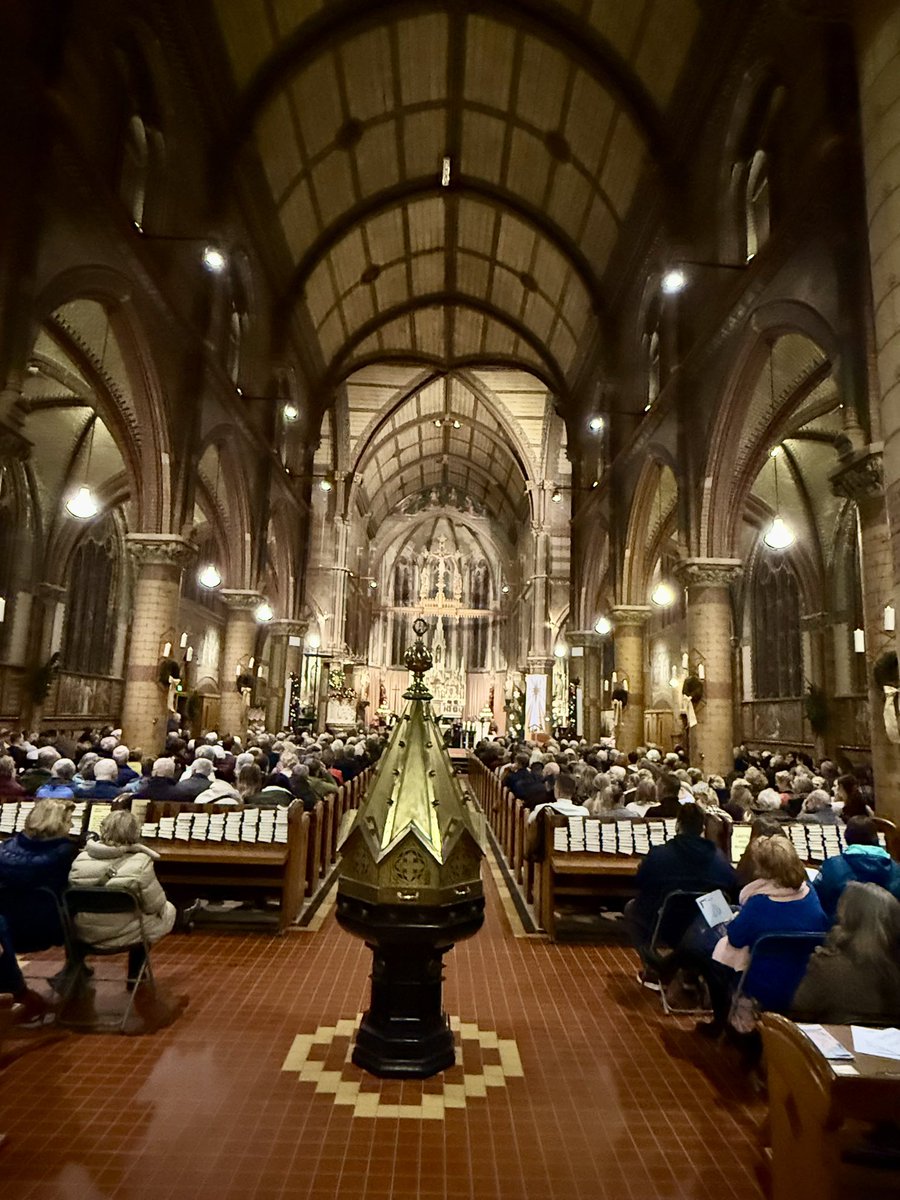 E_Hunyadi's tweet image. Zalig kerstfeest. Fijne, liefdevolle #kerst lieve mensen. 🎄✨👼

Een volle kerk #kerstavond 💒 

#MerryChristmas to all of you! 🤍🎄❤️