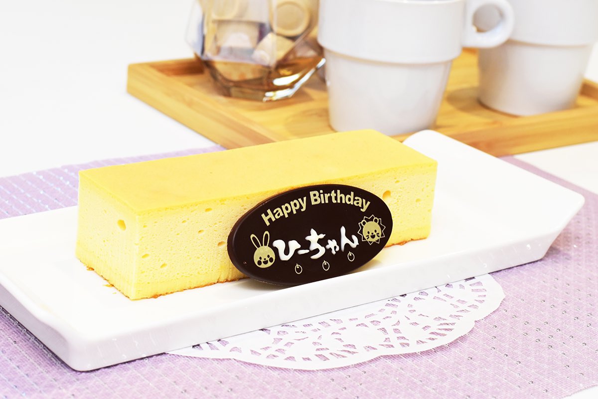 Ruri_S_SP's tweet photo. ぱんぱかぱーん！今日はひーちゃんの誕生日！！🎉

ひーちゃんの好きなチーズケーキをチョーイス！🧀
今はルリがエネルギー充電中なのもあって、プレートにチョコペンで名前を書くとき少し震えちゃったヨ～✍💦 https://t.co/zp7MKJYSQO