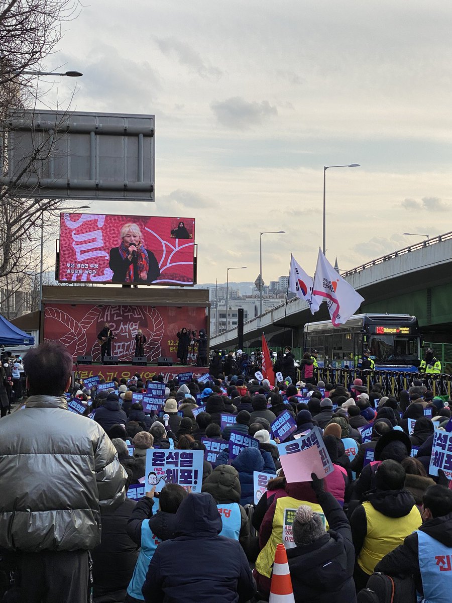 한남동 관저앞의 크리스마스-
석열아! 우리가 라면보다 맛있는 파면을 성탄선물로 가져왔다~
#한남동