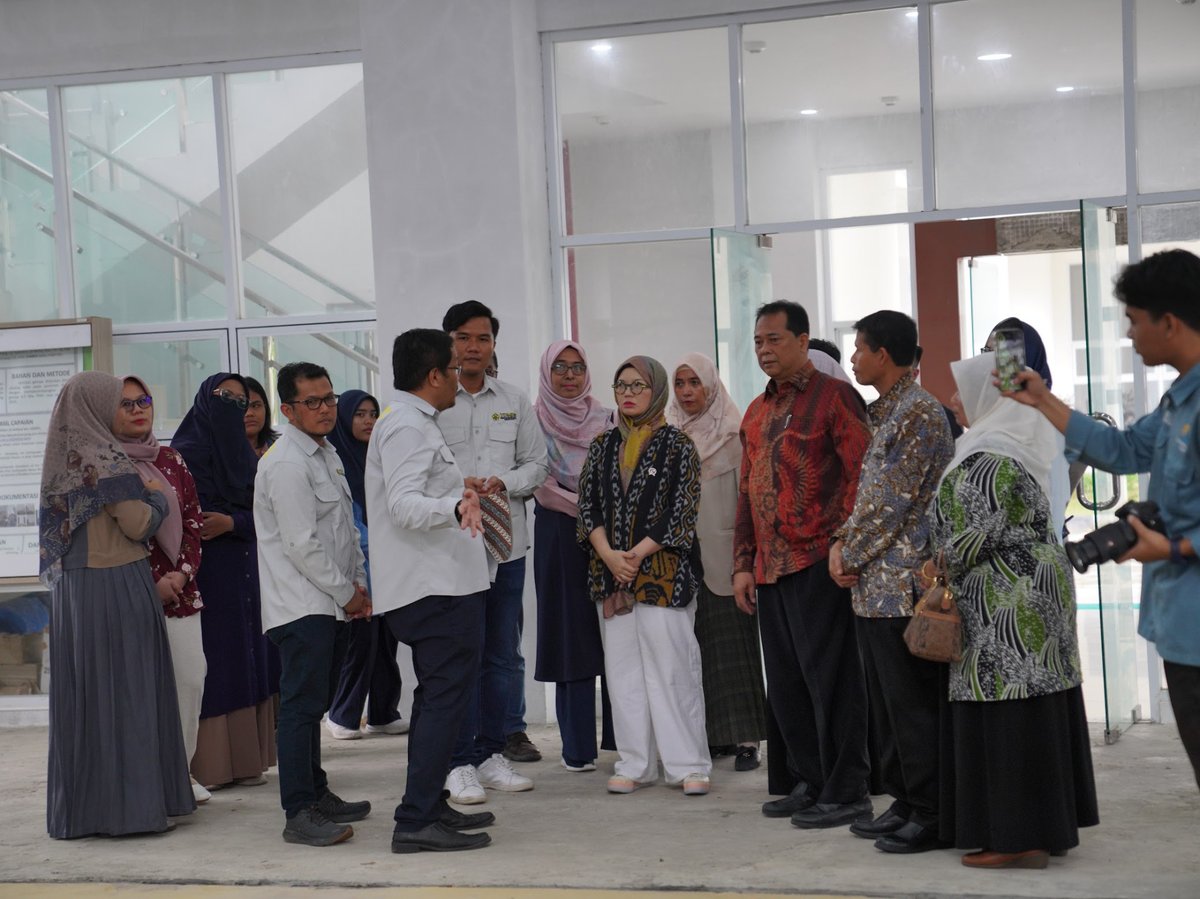 #BeritaUSK
Wakil Menteri Pendidikan Tinggi, Sains, dan Teknologi Indonesia, Prof. Dr. Stella Christie, bersama rombongan mengunjungi Pusat Riset Kebencanaan atau Tsunami and Disaster Mitigation Research Center (TDMRC) Universitas Syiah Kuala.
usk.ac.id/wamen-dikti-sa…

#USK