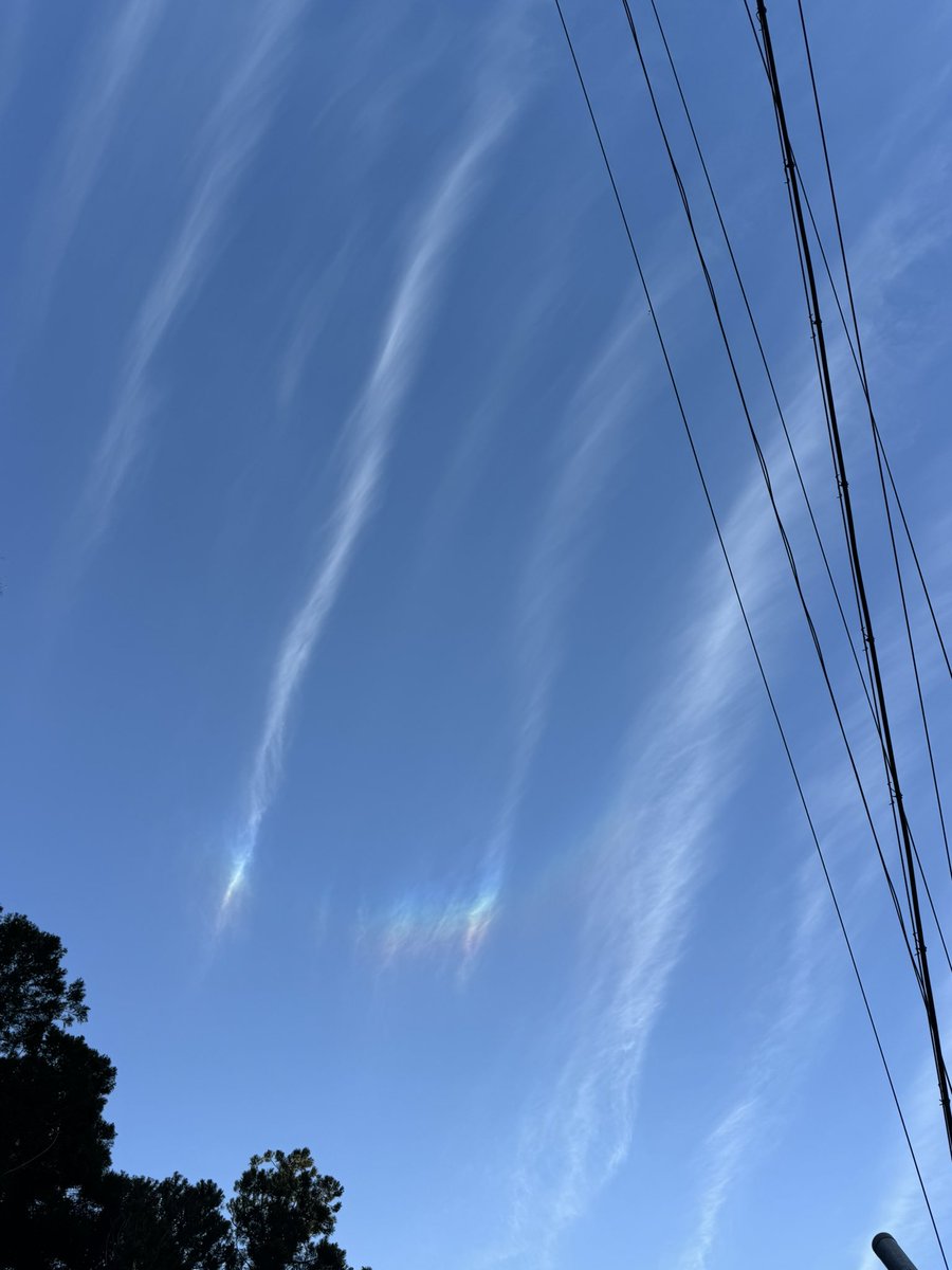 CBXryouga's tweet photo. #高知県
#大豊町
不意に空見ると綺麗に虹色の雲がありました☁️ https://t.co/XCladPZ7x3