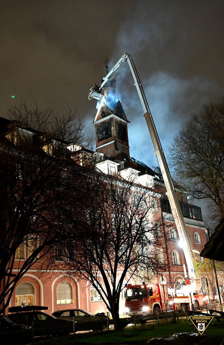 BFMuenchen's tweet photo. Gegen 14:30 Uhr wurde die Feuerwehr #München an Heiligabend  zu einem Zimmerbrand in einem #Seniorenheim alarmiert. Der Brand entwickelte sich innerhalb kürzester Zeit zu einem #Großbrand.
Zum Bericht: https://t.co/pjLrS3NxZ7

#WirFürMünchen https://t.co/u833HthOPl