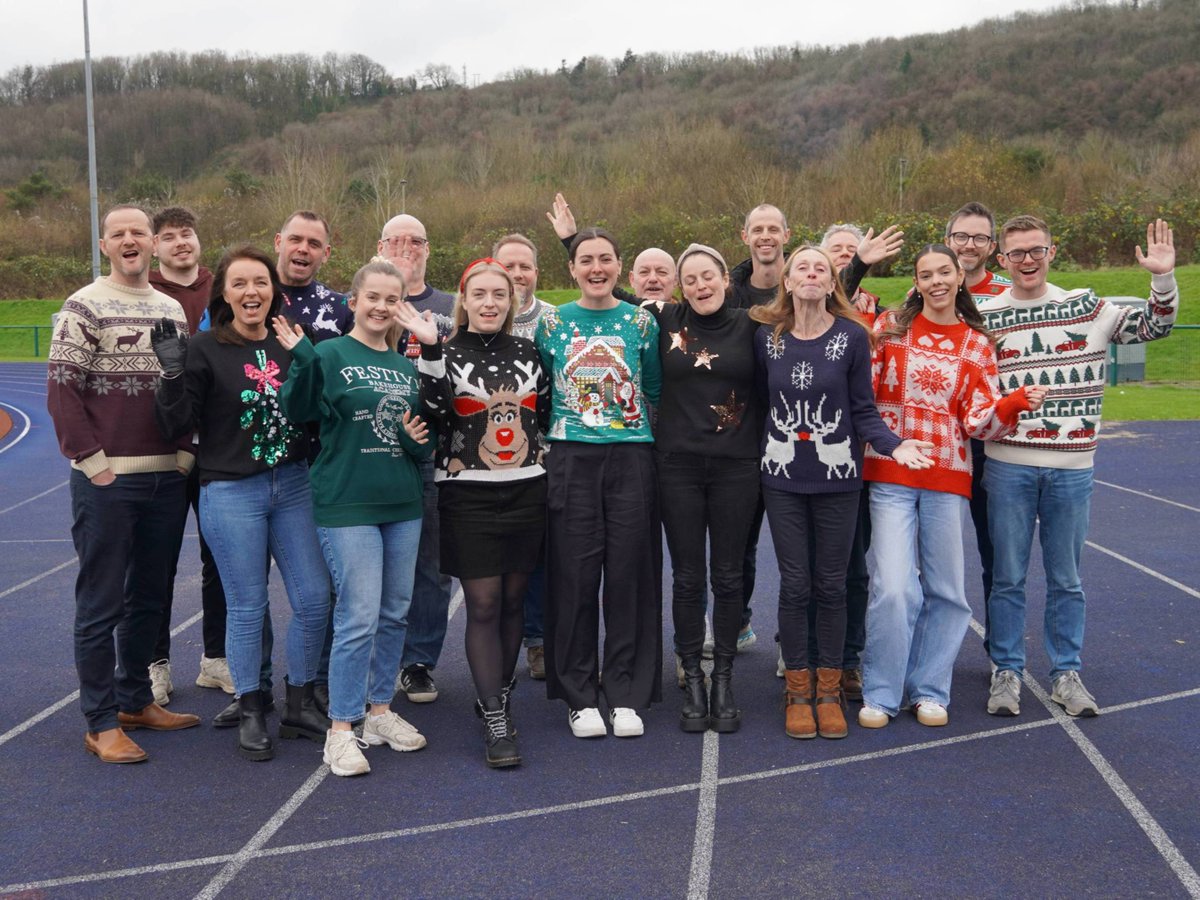 WelshAthletics's tweet photo. Nadolig Llawen, gan bawb yma yn Athletau Cymru! 🎄🎅❄️

Os oes gennych amser, beth am fynd am filltir ddyddiol Nadoligaidd neu gymryd rhan mewn parkrun Nadoligaidd?☃️🏃 https://t.co/E4R6g9VNdd