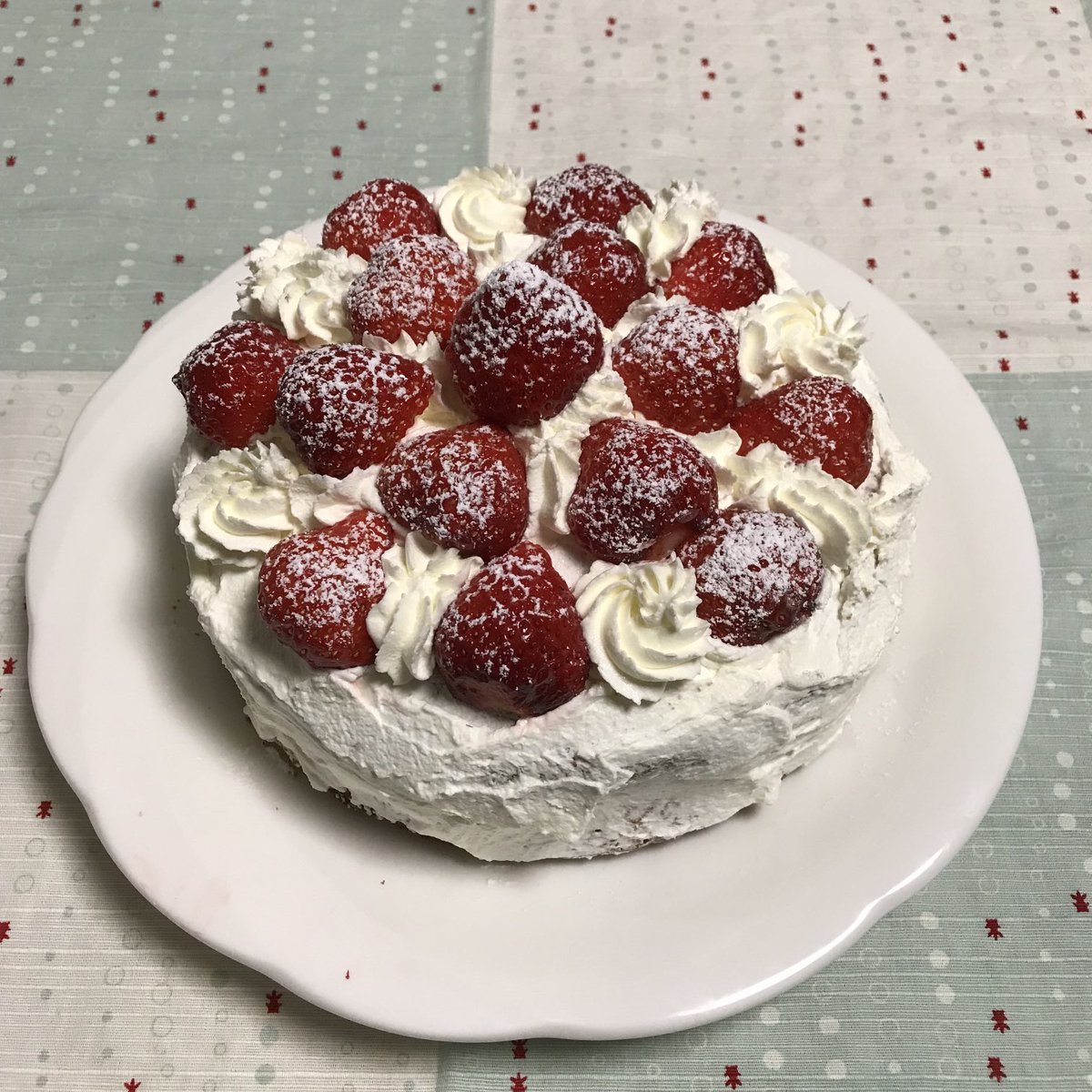 mi_mitch's tweet photo. 今年のケーキ。イチゴはあまおうで譲れないので材料費2千円…（スポンジは6号） https://t.co/e0itN5d8N5