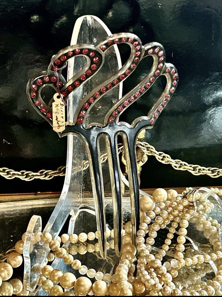 DARLINGXXDARLA's tweet photo. Check out #Antique #1920s #Celluloid #Lucite #Victorian #HairComb #Red #giftideas #chain #GiftIdeasForHer #Gifts #Rhinestones #Accessory https://t.co/NvG2iz0jkw #eBay via @eBa https://t.co/fDhyYkqvDs