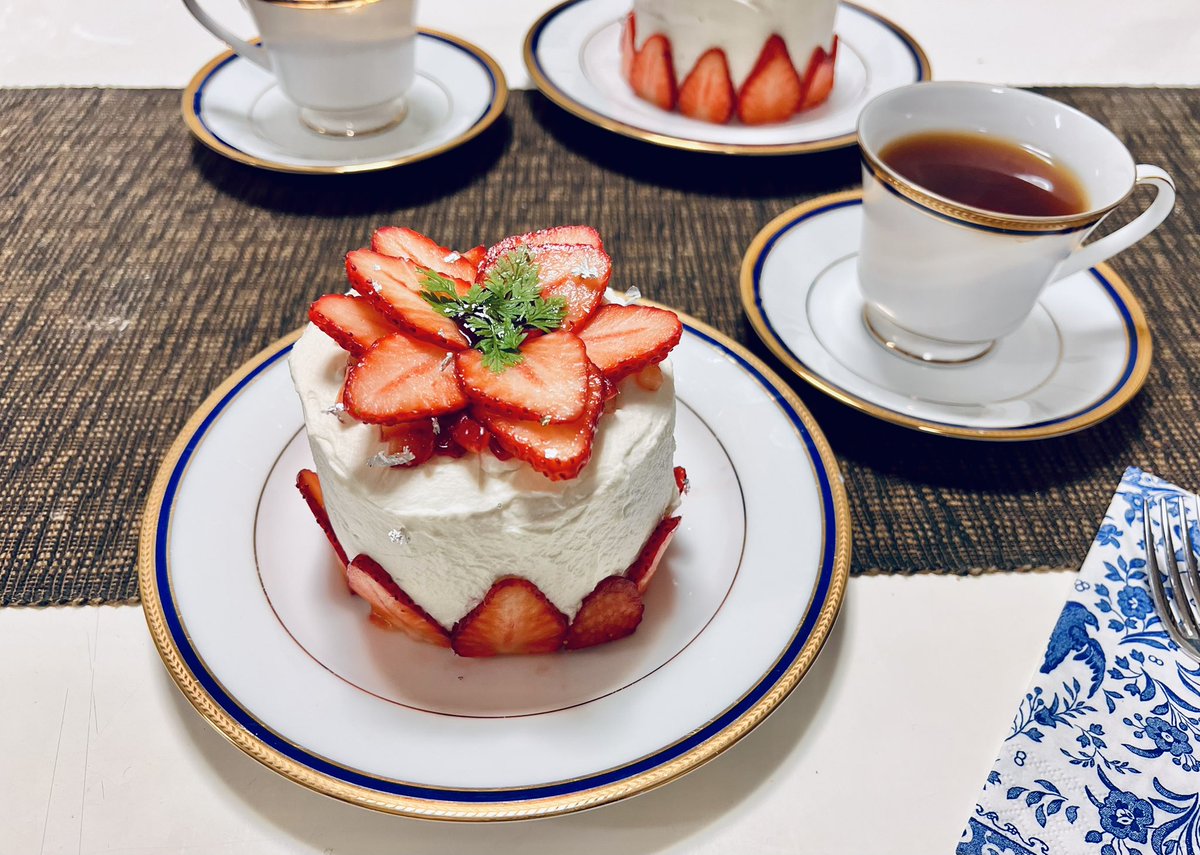 kainakasone0718's tweet photo. パネットーネ作っているのと同時に、いちごケーキ作りまちた🐾
生クリーム足りなくてスポンジ部分のざらざら感がうっすら見えているのは気にしちゃダメにゃ🐈
#エオルゼア製菓隊
#ぼんじり茶房 https://t.co/IPdAkSMJ82