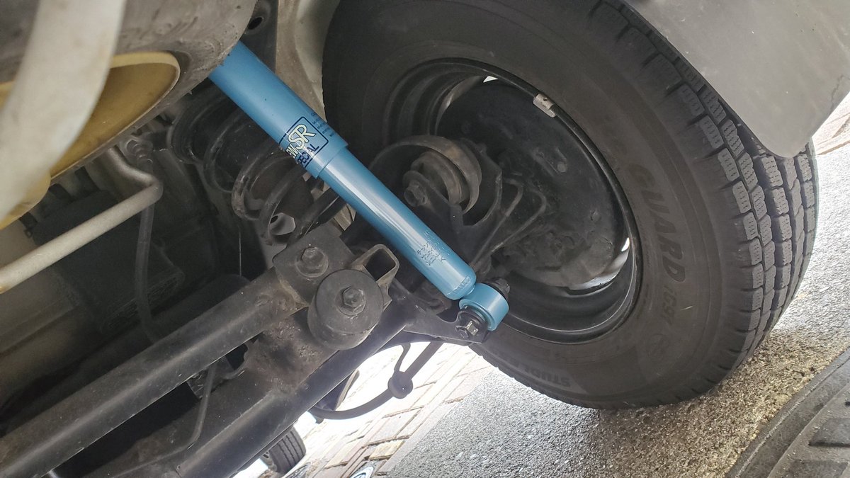 あまりにも乗り心地が悪いのでショック交換したら抜群の乗り心地に😊
荷台に放置しているアンテナが跳ねなくなりました😅