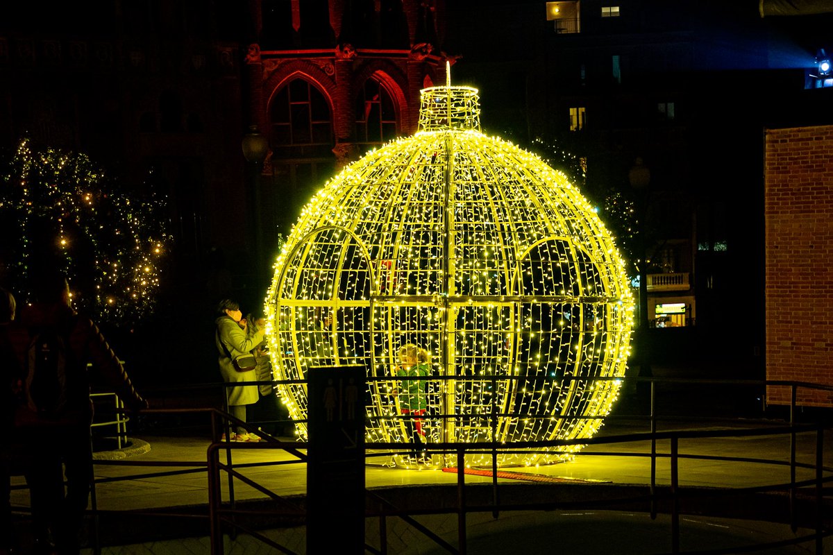 Jet7One's tweet photo. #Barcelona will host the 4th edition of #elsllumsdesantpau a #christmas event that will transform the modernist city into a universe of #light and #colour. More than 20 #lightinstallations will offer you an impressive visual spectacle and the opportunity to participate in it https://t.co/Rf5pMKneYm