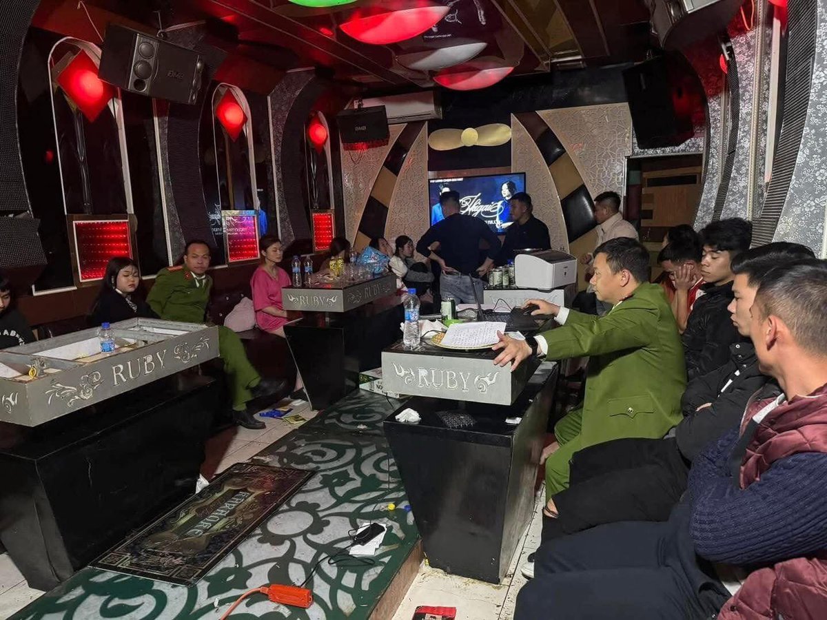 theauthfood's tweet photo. VUI ĐÊM NOEL...
Công an tỉnh Vĩnh Phúc tiến hành kiểm tra quán Karaoke RUBY (TT Yên Lạc, huyện Yên Lạc), phát hiện 7 đối tượng đang vui chơi noel trong đó có 5 người dương tính với ma tóe
Theo: Báo Vĩnh Phúc
#topcomments
#loyaltrannews
#news
#viral https://t.co/fEudmguJAW