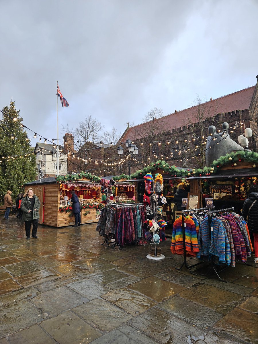 Merry Christmas from all the Chester Blue and Green Tour Guides. The Christmas Market may be over, but we still have a walking tour today at 10.30am and tomorrow and the next day...! In fact, every day of the year! 🎄