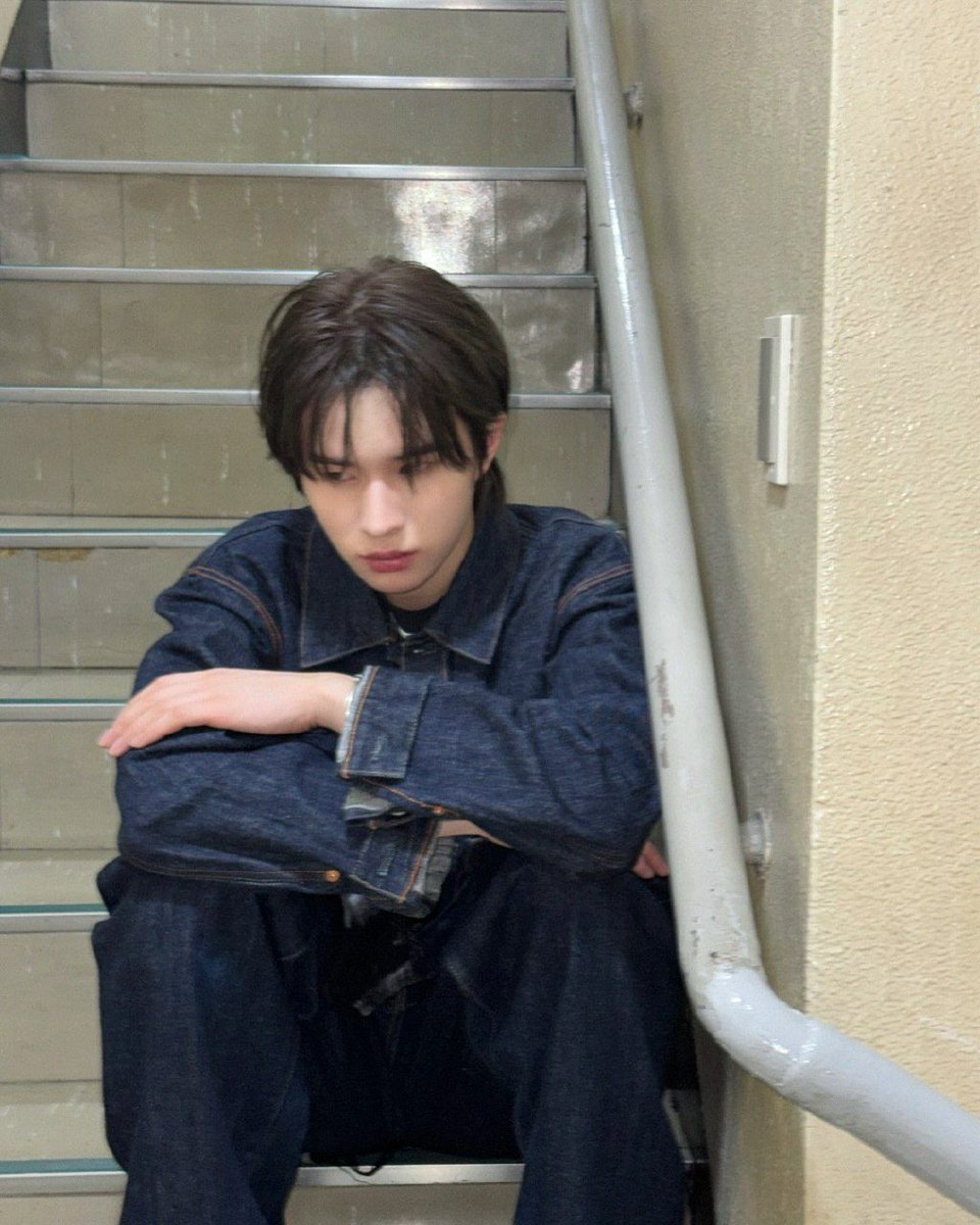 kyunymin's tweet photo. Each thread of his jacket seems woven with unsaid words, and the light, tender against his face, draws out an unguarded vulnerability. There is no rush here, no urgency; only the quiet rhythm of contemplation, as if the world has paused to honor the depth of his solitude. https://t.co/KKQlLvpL4O